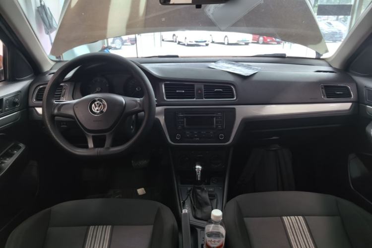 Used Volkswagen Gran Lavida 2015 1.6L Automatic Fashion Edition Center Console