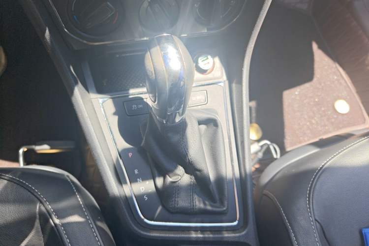 Used Volkswagen Gran Lavida 2015 1.6L Automatic Comfort Edition Gear Lever
