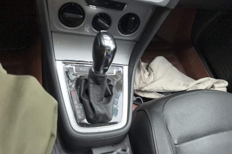 Used Volkswagen Gran Lavida 2015 1.6L Automatic Comfort Edition Gear Lever