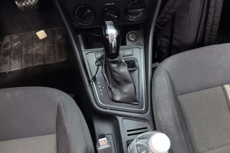 Used Volkswagen Gran Lavida 2015 1.6L Automatic Fashion Edition Gear Lever