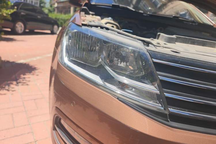 Used Volkswagen Gran Lavida 2015 1.6L Automatic Comfort Edition Right Front Headlight