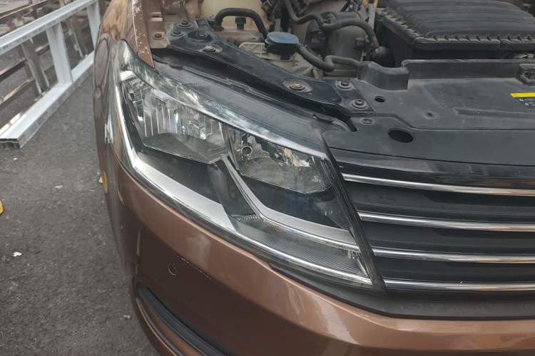 Used Volkswagen Gran Lavida 2015 1.6L Automatic Comfort Edition Right Front Headlight