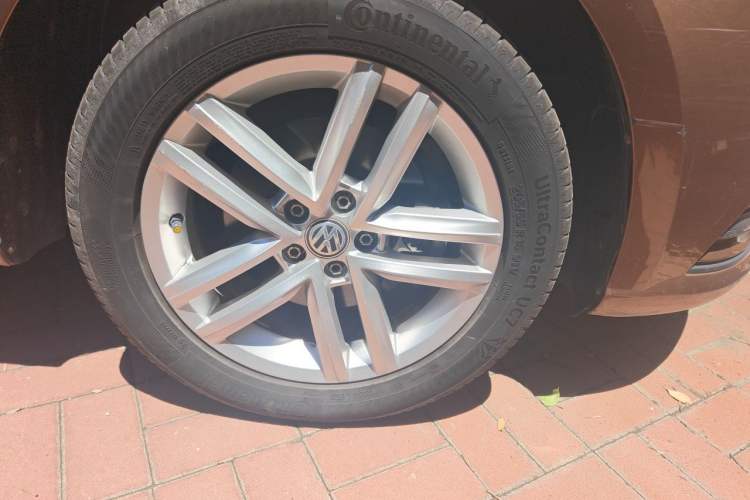 Used Volkswagen Gran Lavida 2015 1.6L Automatic Comfort Edition Right Front Wheel Hub