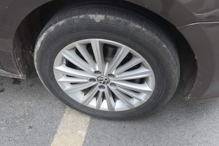 Used Volkswagen Gran Lavida 2015 1.6L Automatic Comfort Edition Right Front Wheel Hub