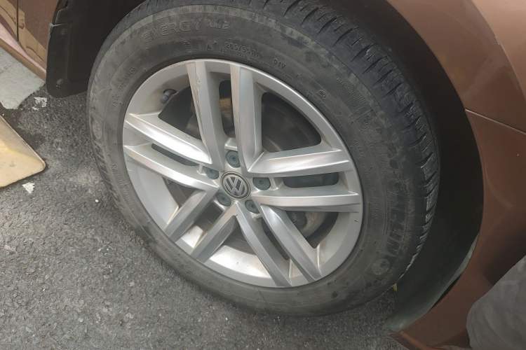 Used Volkswagen Gran Lavida 2015 1.6L Automatic Comfort Edition Right Front Wheel Hub