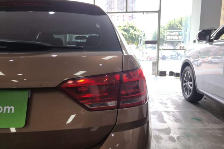 Used Volkswagen Gran Lavida 2015 1.6L Automatic Fashion Edition Right Rear Taillight