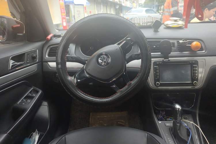 Used Volkswagen Gran Lavida 2015 1.6L Automatic Comfort Edition Steering Wheel