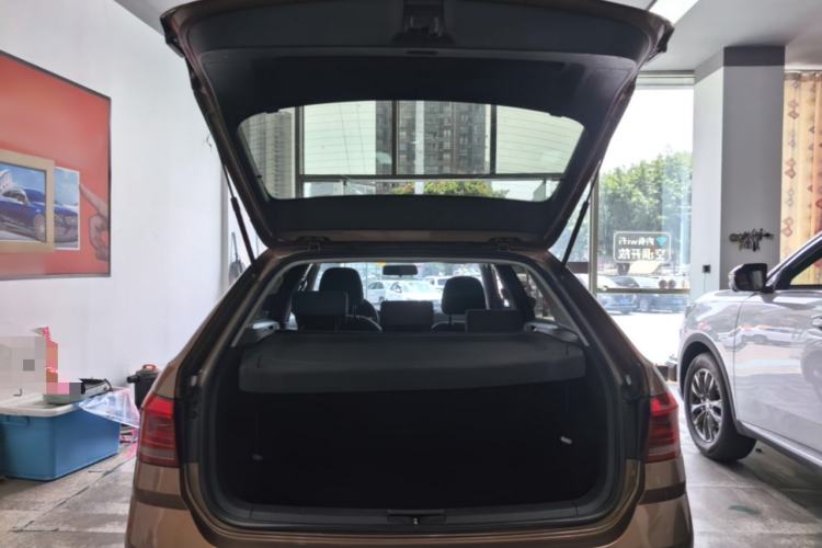 Used Volkswagen Gran Lavida 2015 1.6L Automatic Fashion Edition Trunk