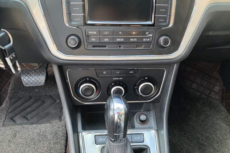 Used Volkswagen Gran Lavida 2015 1.6L Automatic Comfort Edition Audio And AC Panel