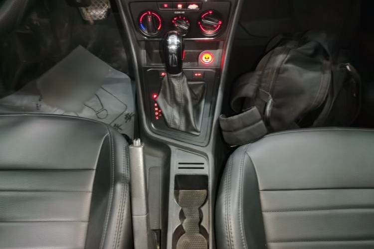 Used Volkswagen Gran Lavida 2015 1.6L Automatic Fashion Edition Gear Lever
