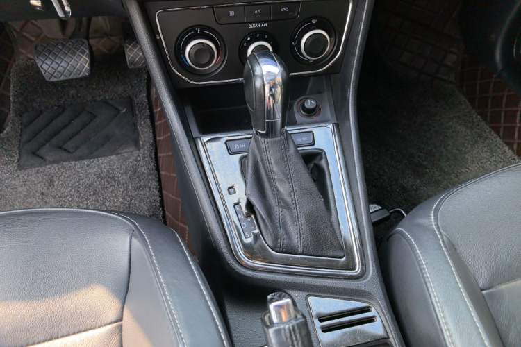 Used Volkswagen Gran Lavida 2015 1.6L Automatic Comfort Edition Gear Lever