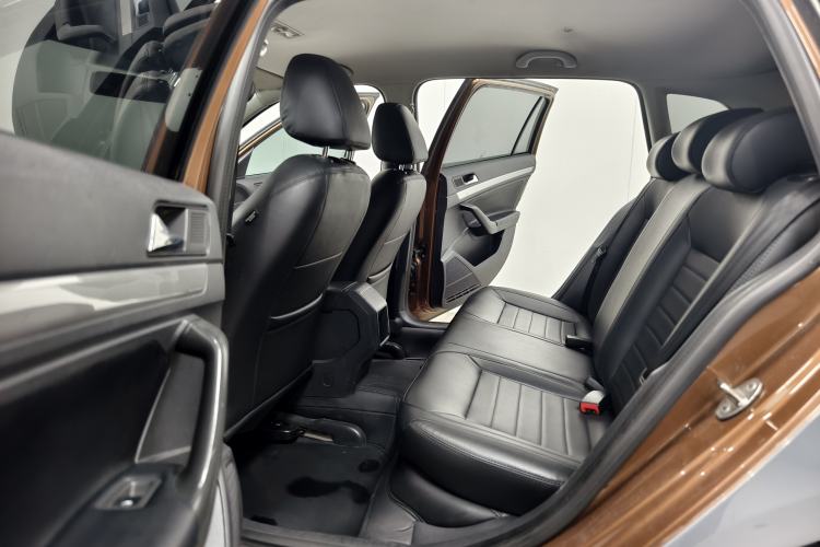 Used Volkswagen Gran Lavida 2015 1.6L Automatic Fashion Edition Interior 2