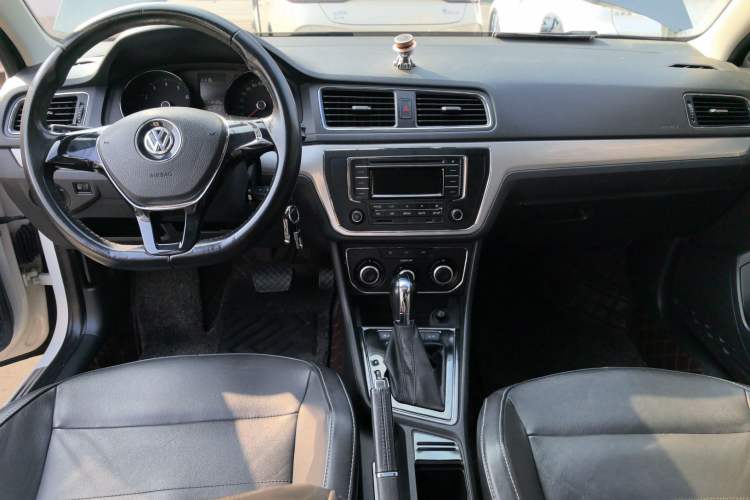 Used Volkswagen Gran Lavida 2015 1.6L Automatic Comfort Edition Interior 2