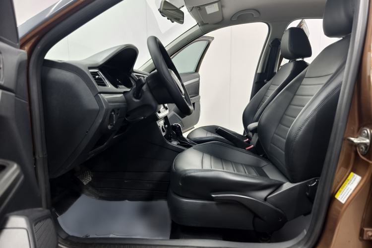 Used Volkswagen Gran Lavida 2015 1.6L Automatic Fashion Edition Interior 3