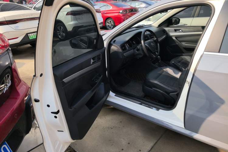 Used Volkswagen Gran Lavida 2015 1.6L Automatic Comfort Edition Interior 3
