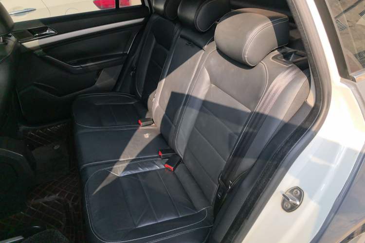 Used Volkswagen Gran Lavida 2015 1.6L Automatic Comfort Edition Interior 4