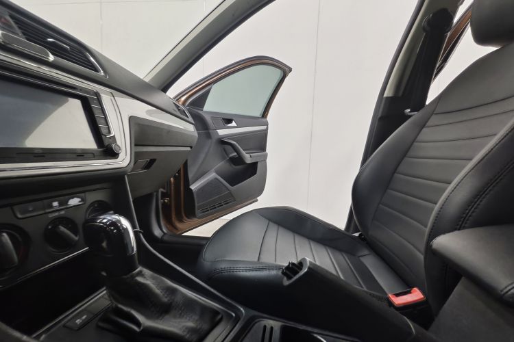 Used Volkswagen Gran Lavida 2015 1.6L Automatic Fashion Edition Interior 6