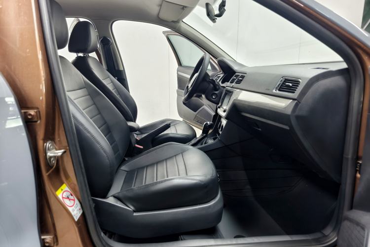 Used Volkswagen Gran Lavida 2015 1.6L Automatic Fashion Edition Interior 7