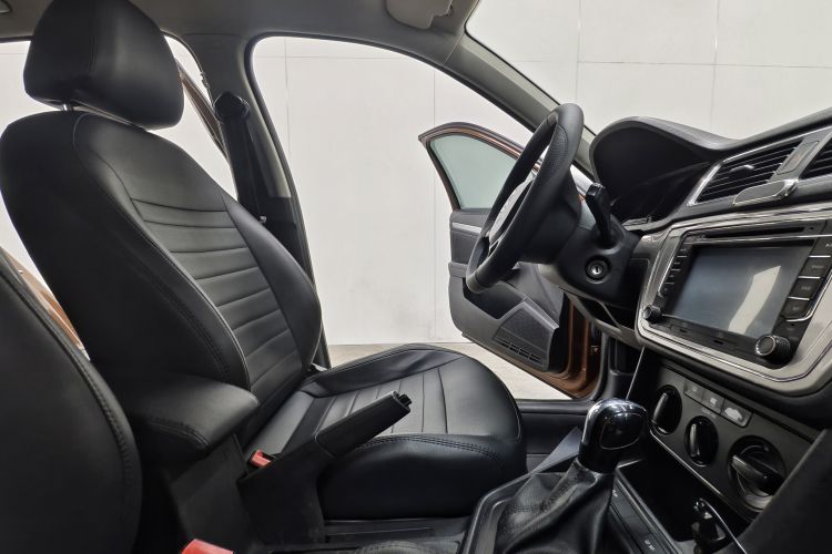 Used Volkswagen Gran Lavida 2015 1.6L Automatic Fashion Edition Interior 8