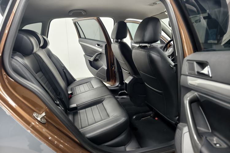 Used Volkswagen Gran Lavida 2015 1.6L Automatic Fashion Edition Interior 9