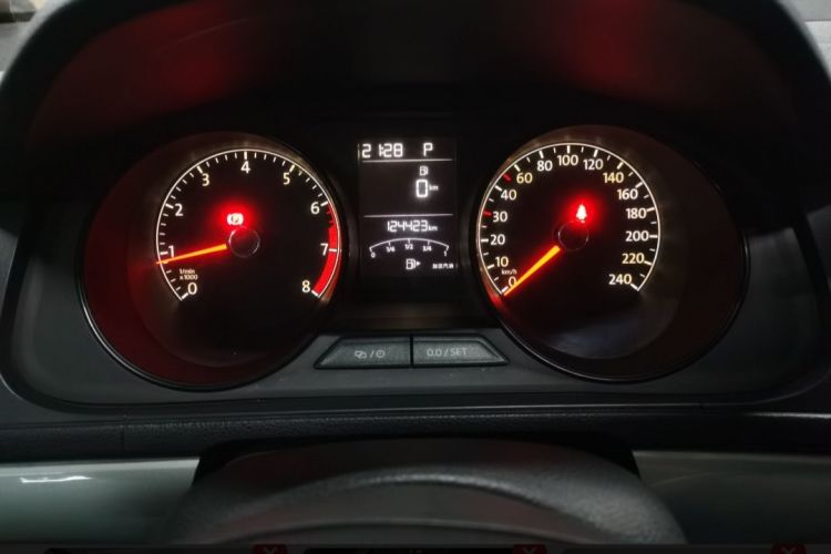 Used Volkswagen Gran Lavida 2015 1.6L Automatic Fashion Edition Odometer Close Up