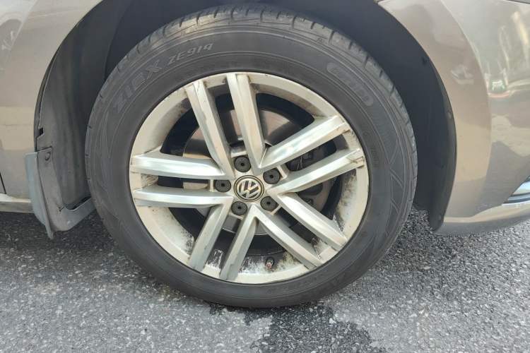 Used Volkswagen Gran Lavida 2015 230TSI DSG Comfort Edition Right Front Wheel Hub