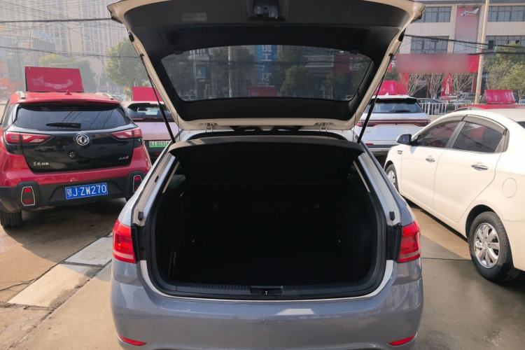 Used Volkswagen Gran Lavida 2015 1.6L Automatic Comfort Edition Trunk