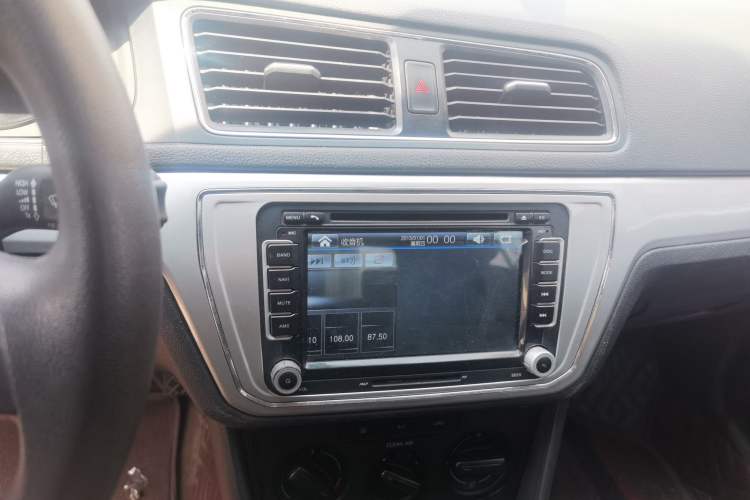 Used Volkswagen Gran Lavida 2015 1.6L Manual Fashion Edition Audio And AC Panel