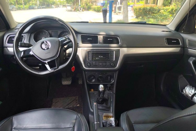 Used Volkswagen Gran Lavida 2015 1.6L Automatic Comfort Edition Center Console