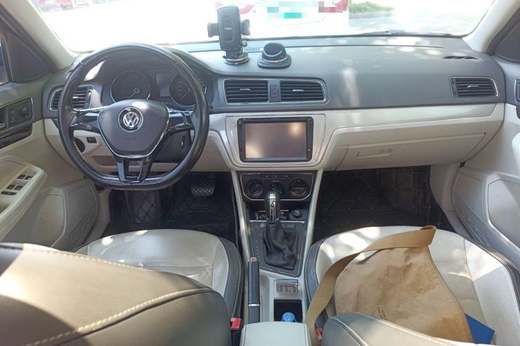 Used Volkswagen Gran Lavida 2015 1.6L Automatic Comfort Edition Center Console