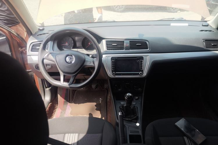 Used Volkswagen Gran Lavida 2015 1.6L Manual Fashion Edition Center Console