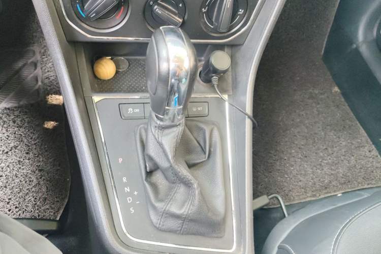 Used Volkswagen Gran Lavida 2015 1.6L Automatic Comfort Edition Gear Lever