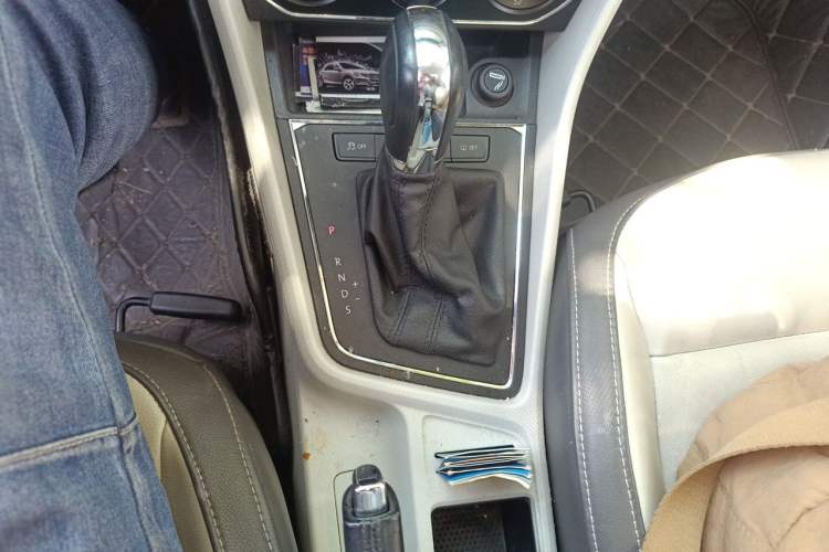 Used Volkswagen Gran Lavida 2015 1.6L Automatic Comfort Edition Gear Lever