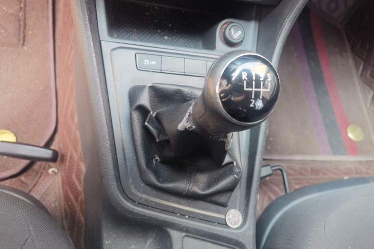 Used Volkswagen Gran Lavida 2015 1.6L Manual Fashion Edition Gear Lever