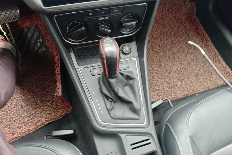 Used Volkswagen Gran Lavida 2015 1.6L Automatic Comfort Edition Gear Lever