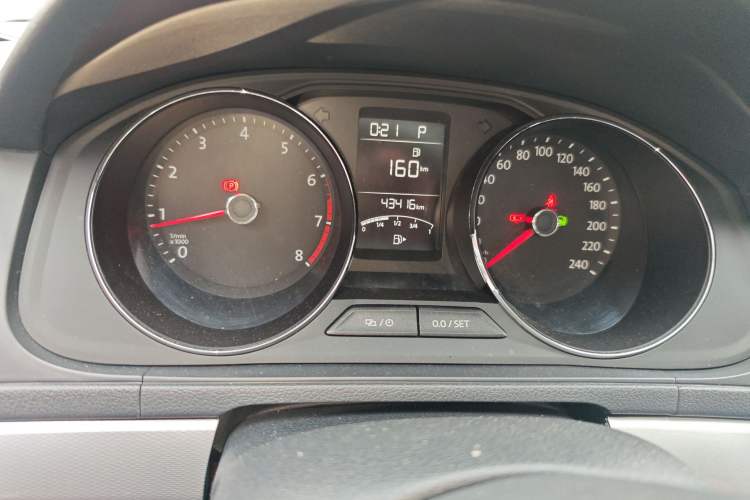 Used Volkswagen Gran Lavida 2015 1.6L Automatic Comfort Edition Odometer Close Up