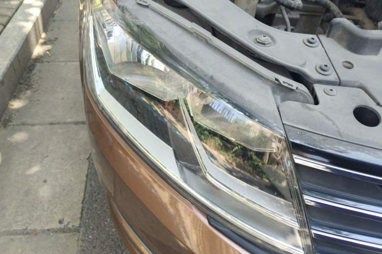 Used Volkswagen Gran Lavida 2015 1.6L Automatic Comfort Edition Right Front Headlight