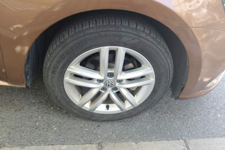 Used Volkswagen Gran Lavida 2015 1.6L Automatic Comfort Edition Right Front Wheel Hub