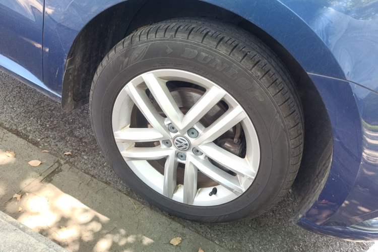 Used Volkswagen Gran Lavida 2015 1.6L Automatic Comfort Edition Right Front Wheel Hub