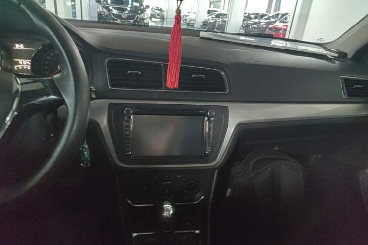 Used Volkswagen Gran Lavida 2015 1.6L Automatic Comfort Edition Audio And AC Panel