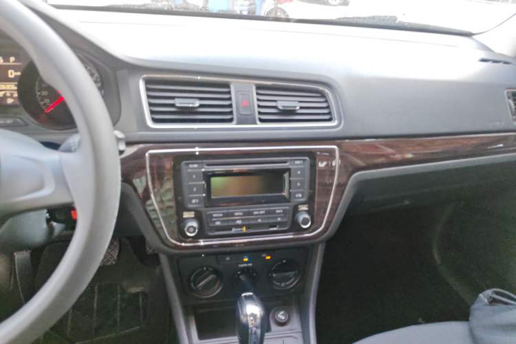Used Volkswagen Gran Lavida 2015 1.6L Automatic Fashion Edition Audio And AC Panel
