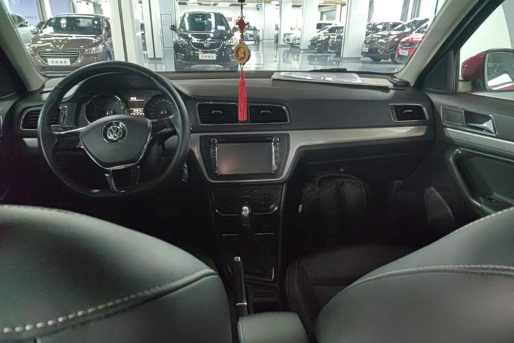 Used Volkswagen Gran Lavida 2015 1.6L Automatic Comfort Edition Center Console