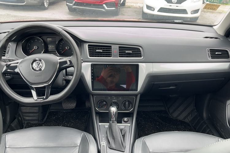 Used Volkswagen Gran Lavida 2015 1.6L Automatic Comfort Edition Center Console