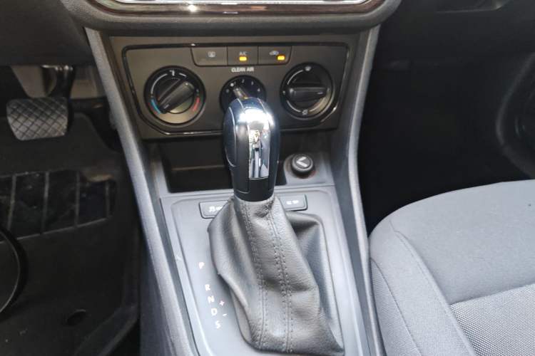 Used Volkswagen Gran Lavida 2015 1.6L Automatic Fashion Edition Gear Lever