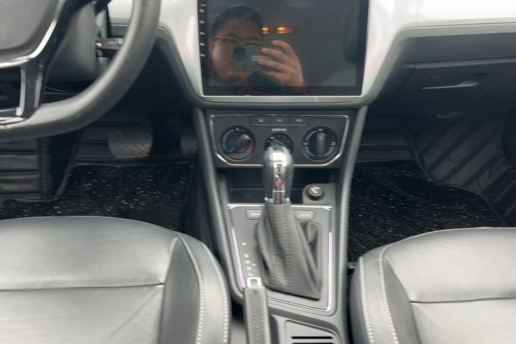 Used Volkswagen Gran Lavida 2015 1.6L Automatic Comfort Edition Gear Lever