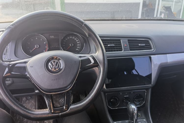 Used Volkswagen Gran Lavida 2015 1.6L Automatic Comfort Edition Interior 2