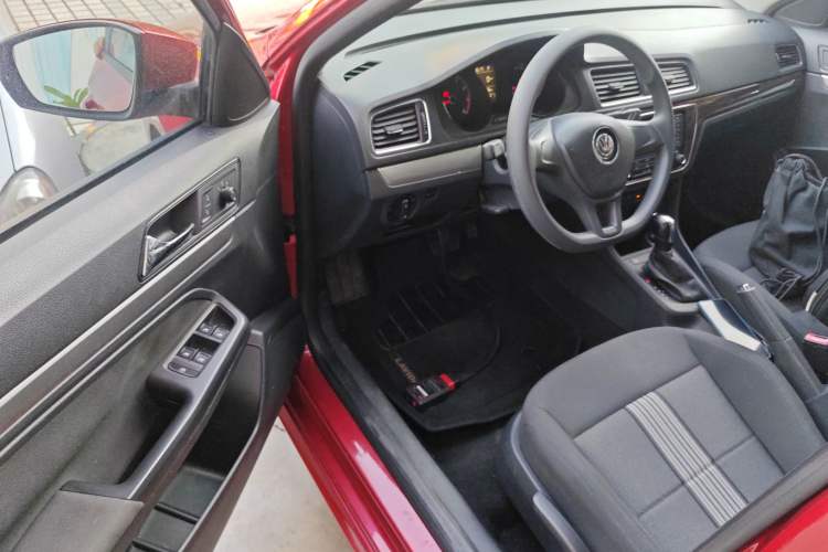 Used Volkswagen Gran Lavida 2015 1.6L Automatic Fashion Edition Interior 3