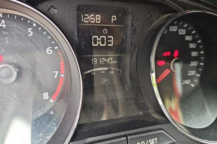 Used Volkswagen Gran Lavida 2015 1.6L Automatic Comfort Edition Odometer Close Up