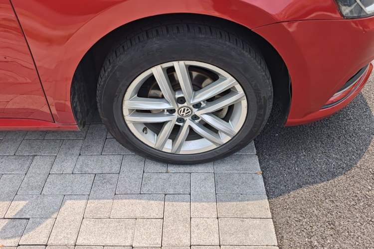 Used Volkswagen Gran Lavida 2015 1.6L Automatic Comfort Edition Right Front Wheel Hub
