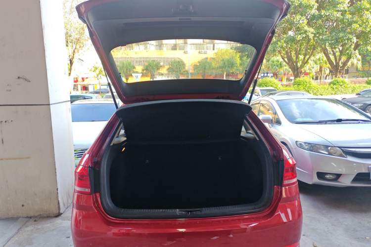 Used Volkswagen Gran Lavida 2015 1.6L Automatic Fashion Edition Trunk